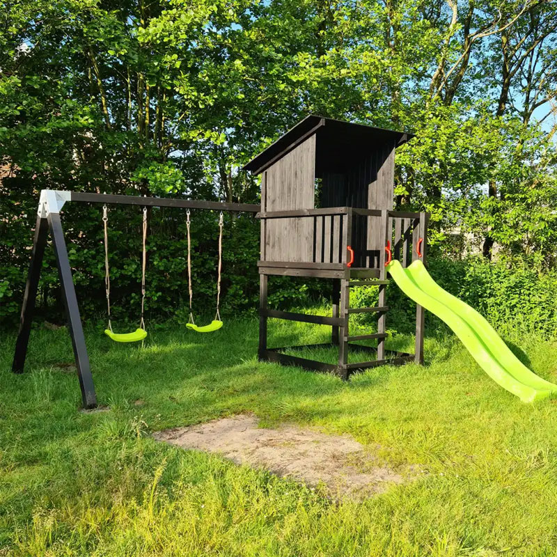 Spielturm mit Rutsche, Schaukelsatz und Sandkasten