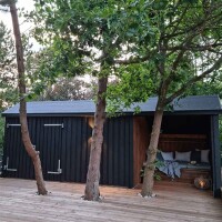 PLUS Multi-Gartenhaus 15,5 m 3 Module Doppeltür offene und geschlossene Fassade mit Dachpappe, Aluleisten und H-Pfostenfüßen Holz natur unbehandelt