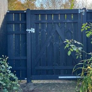 PLUS Rustik Zaun - Stilvoller, anpassbarer Holzzaun für Ihren Garten. Perfekt für schattige Ecken, private Terrassenbereiche und flexible Gestaltung. Hochwertiges, robustes Design für vielseitige Einsatzmöglichkeiten. Gestalten Sie Ihre Oase!