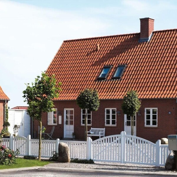 PLUS Ligno Zaun und Tore - Zeitlose Eleganz und robuste Qualität für Ihren Garten. Aus druckbehandeltem Holz gefertigt, bieten diese Zäune und Tore langlebigen Schutz und ein einladendes Ambiente. Perfekt für Einfahrten, Vorgärten und Terrassen. Gestalten