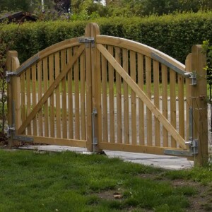 PLUS Ligno Zaun und Tore - Zeitlose Eleganz und robuste Qualität für Ihren Garten. Aus druckbehandeltem Holz gefertigt, bieten diese Zäune und Tore langlebigen Schutz und ein einladendes Ambiente. Perfekt für Einfahrten, Vorgärten und Terrassen. Gestalten