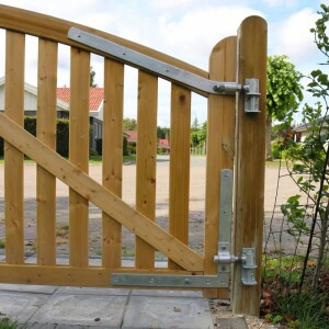 PLUS Ligno Zaun und Tore - Zeitlose Eleganz und robuste Qualität für Ihren Garten. Aus druckbehandeltem Holz gefertigt, bieten diese Zäune und Tore langlebigen Schutz und ein einladendes Ambiente. Perfekt für Einfahrten, Vorgärten und Terrassen. Gestalten
