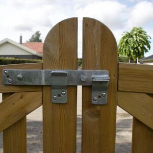 PLUS Ligno Zaun und Tore - Zeitlose Eleganz und robuste Qualität für Ihren Garten. Aus druckbehandeltem Holz gefertigt, bieten diese Zäune und Tore langlebigen Schutz und ein einladendes Ambiente. Perfekt für Einfahrten, Vorgärten und Terrassen. Gestalten