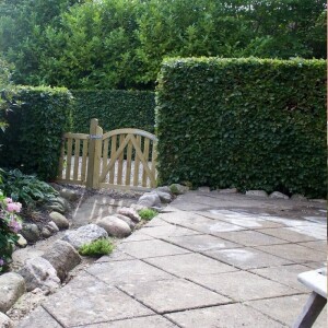 PLUS Ligno Zaun und Tore - Zeitlose Eleganz und robuste Qualität für Ihren Garten. Aus druckbehandeltem Holz gefertigt, bieten diese Zäune und Tore langlebigen Schutz und ein einladendes Ambiente. Perfekt für Einfahrten, Vorgärten und Terrassen. Gestalten