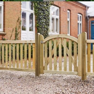 PLUS Ligno Zaun und Tore - Zeitlose Eleganz und robuste Qualität für Ihren Garten. Aus druckbehandeltem Holz gefertigt, bieten diese Zäune und Tore langlebigen Schutz und ein einladendes Ambiente. Perfekt für Einfahrten, Vorgärten und Terrassen. Gestalten