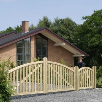 PLUS Ligno Zaun und Tore - Zeitlose Eleganz und robuste Qualität für Ihren Garten. Aus druckbehandeltem Holz gefertigt, bieten diese Zäune und Tore langlebigen Schutz und ein einladendes Ambiente. Perfekt für Einfahrten, Vorgärten und Terrassen. Gestalten