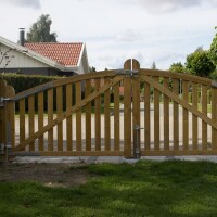 PLUS Ligno Zaun und Tore - Zeitlose Eleganz und robuste Qualität für Ihren Garten. Aus druckbehandeltem Holz gefertigt, bieten diese Zäune und Tore langlebigen Schutz und ein einladendes Ambiente. Perfekt für Einfahrten, Vorgärten und Terrassen. Gestalten