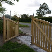 PLUS Ligno Zaun und Tore - Zeitlose Eleganz und robuste Qualität für Ihren Garten. Aus druckbehandeltem Holz gefertigt, bieten diese Zäune und Tore langlebigen Schutz und ein einladendes Ambiente. Perfekt für Einfahrten, Vorgärten und Terrassen. Gestalten