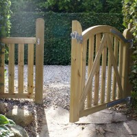 PLUS Ligno Zaun und Tore - Zeitlose Eleganz und robuste Qualität für Ihren Garten. Aus druckbehandeltem Holz gefertigt, bieten diese Zäune und Tore langlebigen Schutz und ein einladendes Ambiente. Perfekt für Einfahrten, Vorgärten und Terrassen. Gestalten