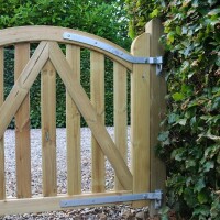 PLUS Ligno Zaun und Tore - Zeitlose Eleganz und robuste Qualität für Ihren Garten. Aus druckbehandeltem Holz gefertigt, bieten diese Zäune und Tore langlebigen Schutz und ein einladendes Ambiente. Perfekt für Einfahrten, Vorgärten und Terrassen. Gestalten