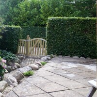 PLUS Ligno Zaun und Tore - Zeitlose Eleganz und robuste Qualität für Ihren Garten. Aus druckbehandeltem Holz gefertigt, bieten diese Zäune und Tore langlebigen Schutz und ein einladendes Ambiente. Perfekt für Einfahrten, Vorgärten und Terrassen. Gestalten