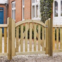 PLUS Ligno Zaun und Tore - Zeitlose Eleganz und robuste Qualität für Ihren Garten. Aus druckbehandeltem Holz gefertigt, bieten diese Zäune und Tore langlebigen Schutz und ein einladendes Ambiente. Perfekt für Einfahrten, Vorgärten und Terrassen. Gestalten
