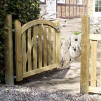 PLUS Ligno Zaun und Tore - Zeitlose Eleganz und robuste Qualität für Ihren Garten. Aus druckbehandeltem Holz gefertigt, bieten diese Zäune und Tore langlebigen Schutz und ein einladendes Ambiente. Perfekt für Einfahrten, Vorgärten und Terrassen. Gestalten