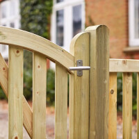 PLUS Ligno Zaun und Tore - Zeitlose Eleganz und robuste Qualität für Ihren Garten. Aus druckbehandeltem Holz gefertigt, bieten diese Zäune und Tore langlebigen Schutz und ein einladendes Ambiente. Perfekt für Einfahrten, Vorgärten und Terrassen. Gestalten