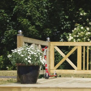PLUS Schloss Zaun und Tor - Massiver Gartenzaun aus druckimprägniertem Nadelholz für Vorgarten, Einfahrt und Terrasse. Schlichtes, stilvolles Design mit quadratischen Feldern und Kreuzen, ideal für einen harmonischen Außenbereich.