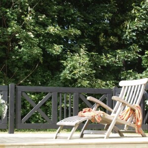PLUS Schloss Zaun und Tor - Massiver Gartenzaun aus druckimprägniertem Nadelholz für Vorgarten, Einfahrt und Terrasse. Schlichtes, stilvolles Design mit quadratischen Feldern und Kreuzen, ideal für einen harmonischen Außenbereich.