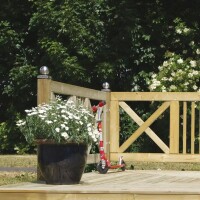 PLUS Schloss Zaun und Tor - Massiver Gartenzaun aus druckimprägniertem Nadelholz für Vorgarten, Einfahrt und Terrasse. Schlichtes, stilvolles Design mit quadratischen Feldern und Kreuzen, ideal für einen harmonischen Außenbereich.