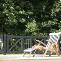 PLUS Schloss Zaun und Tor - Massiver Gartenzaun aus druckimprägniertem Nadelholz für Vorgarten, Einfahrt und Terrasse. Schlichtes, stilvolles Design mit quadratischen Feldern und Kreuzen, ideal für einen harmonischen Außenbereich.