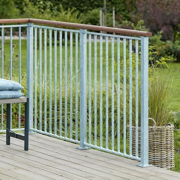PLUS Basic Geländersystem Terrassenzaun aus feuerverzinktem Stahl oder pulverbeschichtetem Stahl in Schwarz – stilvoll und langlebig für Ihren Außenbereich