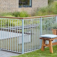 PLUS Basic Geländersystem Terrassenzaun aus feuerverzinktem Stahl oder pulverbeschichtetem Stahl in Schwarz – stilvoll und langlebig für Ihren Außenbereich
