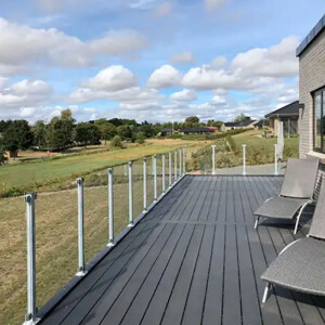 PLUS Glaszaun und Glastor – Stilvoller Schutz mit klarem oder mattem Glas, perfekt für Terrasse und Balkon