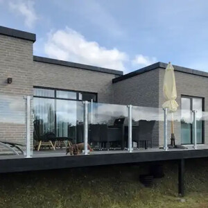 PLUS Glaszaun und Glastor – Stilvoller Schutz mit klarem oder mattem Glas, perfekt für Terrasse und Balkon