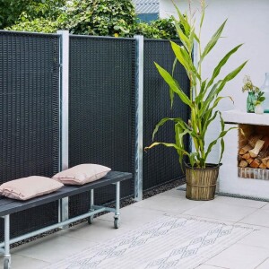 PLUS Trend Zaun aus handgeflochtenem Polyrattan – Wartungsfreier und stilvoller Sichtschutz für Ihren Garten, Terrasse oder Balkon. Minimale Wartung und maximale Haltbarkeit. Perfekt als Raumteiler oder Windschutz.