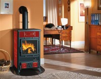 La Nordica Kaminofen ROSELLA R1 Liberty, 7,2 kW mit GRATIS Bodenplatte | Bordeauxfarbene Kachelverkleidung für stilvolles und effizientes Heizen