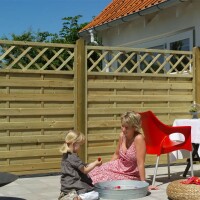 PLUS Bergen Zaun - Vielseitiger und idyllischer Sichtschutz für Garten und Terrasse, wählbar zwischen klassischem Lattenzaun oder dekorativem Spalierzaun. Ideal für eine ländliche Atmosphäre und individuelle Gestaltungsmöglichkeiten mit oder ohne Rankgitt