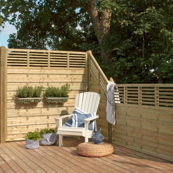 PLUS Newline Zaun - Vielseitige und elegante Holzzaunlösung in naturfarbend für Terrassen und Gärten. Kombiniert Schutz und Privatsphäre mit Lichtdurchlässigkeit und Stil. Ideal für Ferienhäuser, Schrebergärten und Terrassen.