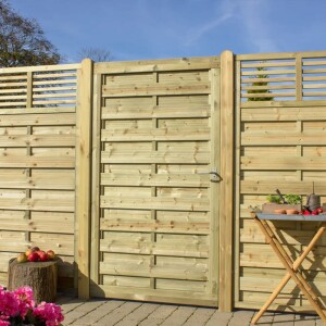 PLUS Newline Zaun - Vielseitige und elegante Holzzaunlösung in naturfarbend für Terrassen und Gärten. Kombiniert Schutz und Privatsphäre mit Lichtdurchlässigkeit und Stil. Ideal für Ferienhäuser, Schrebergärten und Terrassen.