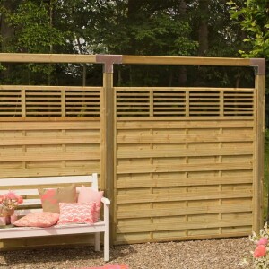 PLUS Newline Zaun - Vielseitige und elegante Holzzaunlösung in naturfarbend für Terrassen und Gärten. Kombiniert Schutz und Privatsphäre mit Lichtdurchlässigkeit und Stil. Ideal für Ferienhäuser, Schrebergärten und Terrassen.