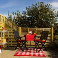 PLUS Newline Zaun - Vielseitige und elegante Holzzaunlösung in naturfarbend für Terrassen und Gärten. Kombiniert Schutz und Privatsphäre mit Lichtdurchlässigkeit und Stil. Ideal für Ferienhäuser, Schrebergärten und Terrassen.