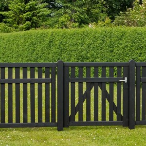 PLUS Country Zaun - Stilvolle und flexible Zaunlösung für Garten und Hof, erhältlich in klassischem Weiß und modernem Schwarz. Perfekt, um eine idyllische Landhausatmosphäre zu schaffen.