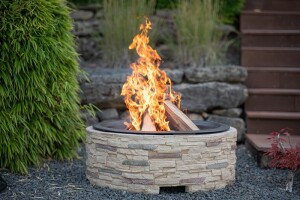 Westmann Feuerstelle Steinoptik mit Abfanggitter – Stilvoller Gartenofen für gemütliche Abende