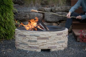 Westmann Feuerstelle Steinoptik mit Abfanggitter – Stilvoller Gartenofen für gemütliche Abende