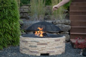 Westmann Feuerstelle Steinoptik mit Abfanggitter – Stilvoller Gartenofen für gemütliche Abende