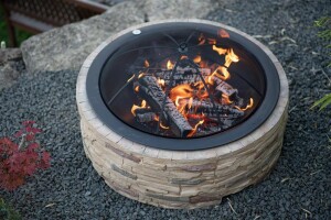 Westmann Feuerstelle Steinoptik mit Abfanggitter – Stilvoller Gartenofen für gemütliche Abende
