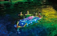Summer Waves Luftmatratze Aqua Glow Bierpong inkl. LED-Funktion 160x84x19 cm – Wasserspielzeug & Partyspiel